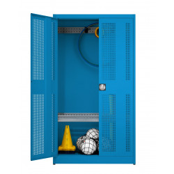 Sportgeräteschrank "jack fit" von mauser mit Lochblech-Flügeltüren
